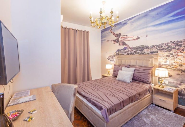 Room 6 Deluxe With View – Interior Hallway