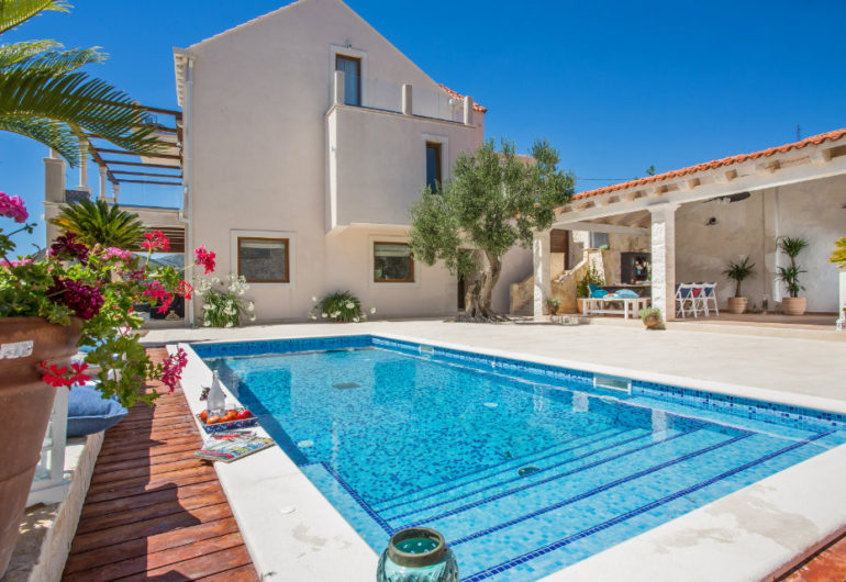 Villa Ivo – Outdoor Dining & Pool